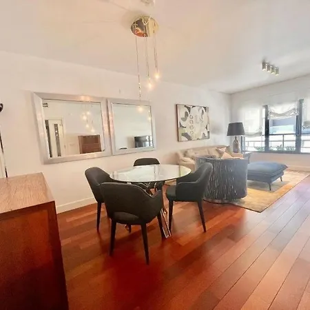 Em Boa Localizacao Com Piscina Apartament